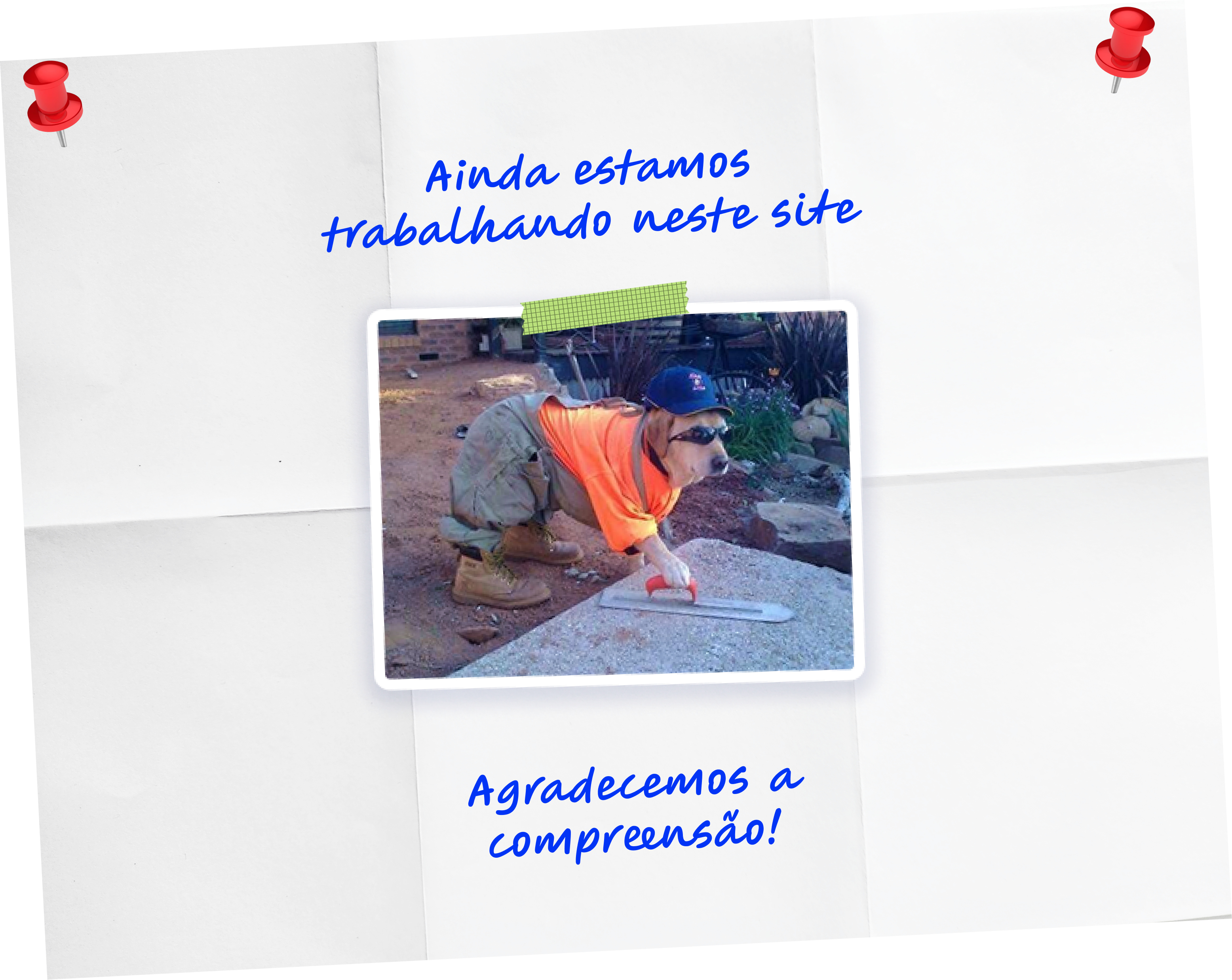 Imagem de um aviso de site em construção, com a frase ‘Ainda estamos trabalhando neste site’ em destaque, uma fotografia de um cachorro usando roupa de trabalhador em uma obra e, abaixo, a mensagem ‘Agradecemos a compreensão!